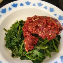 Penyajian : tata kangkung dalam wadah, lalu siram dengan sambal.