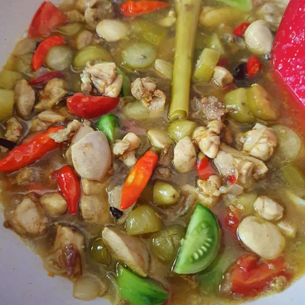 Terakhir masukkan belimbing sayur dan tambahkan lada bubuk. Masak sebentar hingga belimbing sedikit layu, lalu matikan api. Setelah itu angkat dan sajikan.