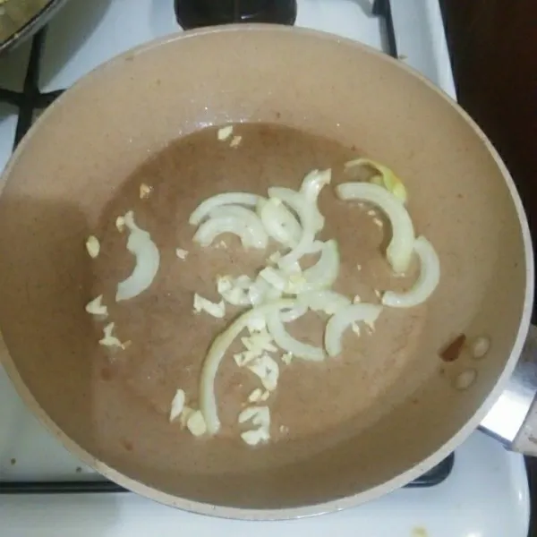 Buat saus, lalu tumis bawang putih dan bawang bombay hingga harum.