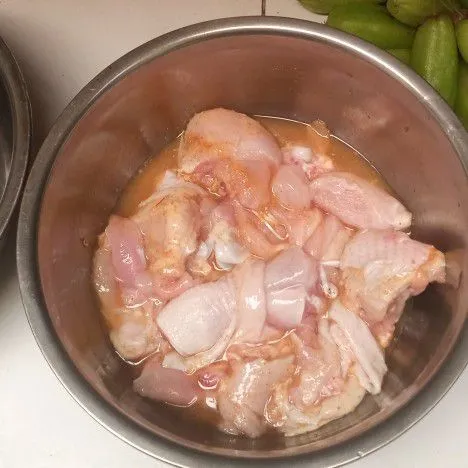 Bersihkan ayam, kemudian marinasi sekitar 30 menit.