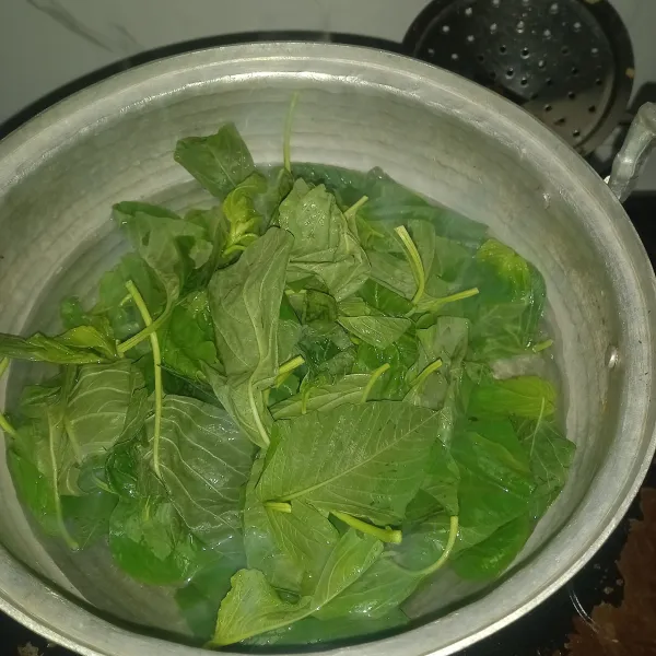 Rebus semua bahan sayuran secara terpisah.