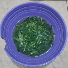 Masukkan kangkung ke dalam air es, lalu biarkan selama 5-10 menit.