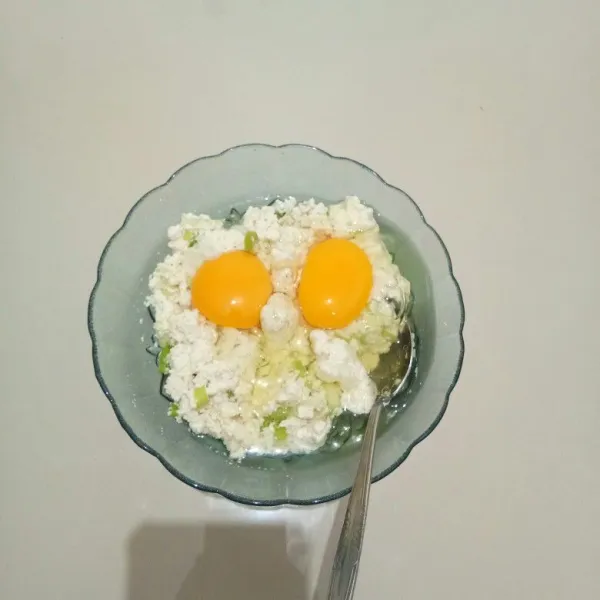 Masukkan telur, lalu aduk rata kembali.