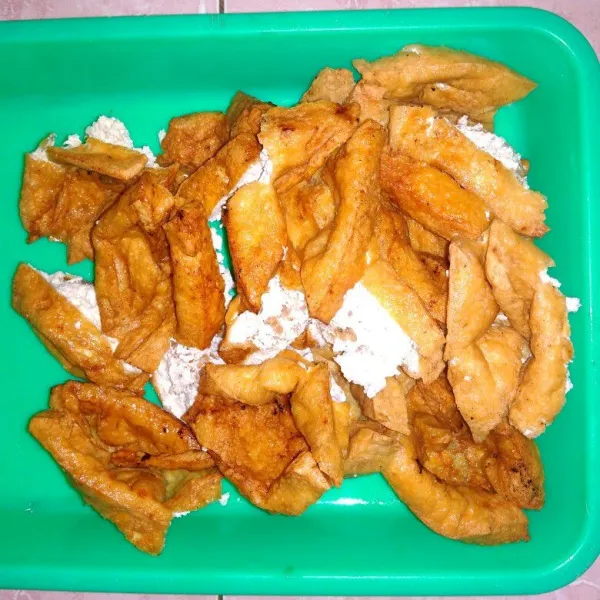 Goreng tahu sampai kering, angkat dan dinginkan. Lalu kerat tahu, balik, lakukan sampai habis.
