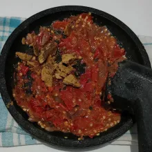 Tambahkan gula merah dan air asam, ulek kembali sampai halus.
