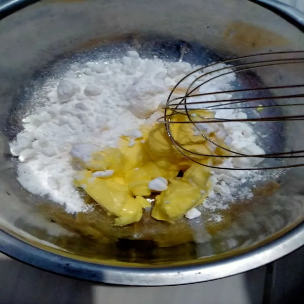 Kocok butter, margarin, dan gula halus hingga tercampur rata.
