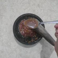 Masukkan air asam, lalu aduk rata dan cicipi rasanya.