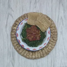 Masukkan kangkung yang sudah di tiriskan ke dalam piring, lalu siram dengan sambal dan sajikan dengan kerupuk.