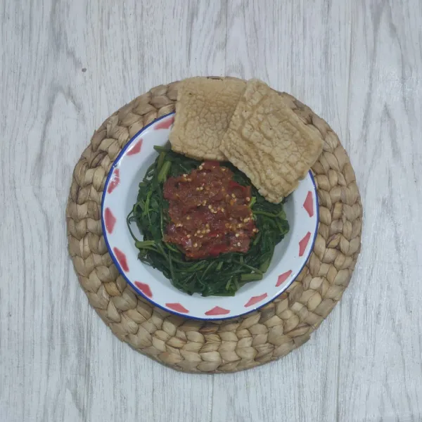 Masukkan kangkung yang sudah di tiriskan ke dalam piring, lalu siram dengan sambal dan sajikan dengan kerupuk.