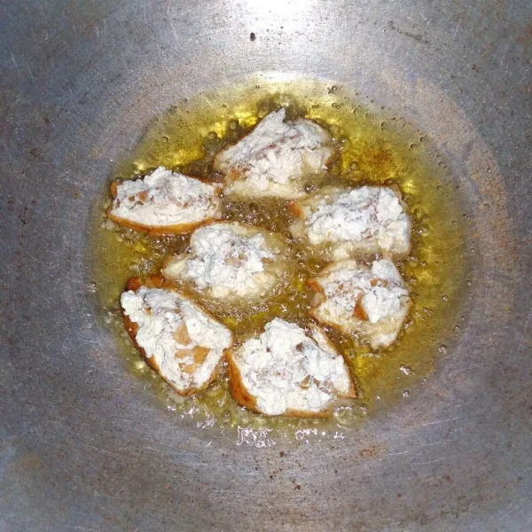 Goreng tahu sampai kekuningan, angkat dan tiriskan. Sajikan.