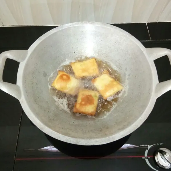 Kemudian goreng hingga kedua sisinya matang, lalu angkat.
