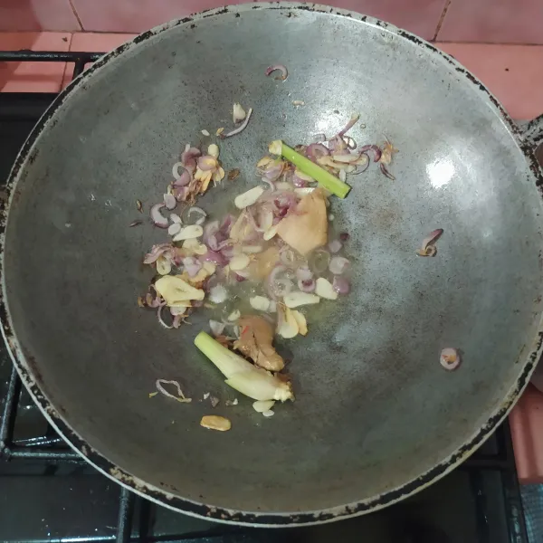 Rajang tipis bawang merah dan bawang putih, kemudian tumis dengan minyak goreng secukupnya. 
Masukkan jahe, lengkuas, dan serai yang digeprek.