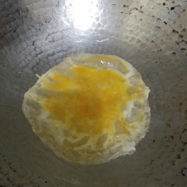 Tuang kocokan telur secukupnya.