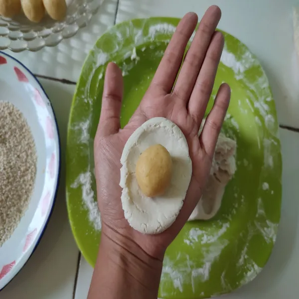 Pipihkan bahan kulit, isi dengan bahan isian.