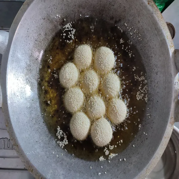 Panaskan minyak goreng agak banyak, goreng onde-onde hingga kulit luarnya kokoh dan berwarna golden brown, angkat, tiriskan minyak. Sajikan.