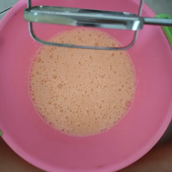 Whisk atau mixer dengan kecepatan rendah telur dan gula, hingga gula benar-benar larut.