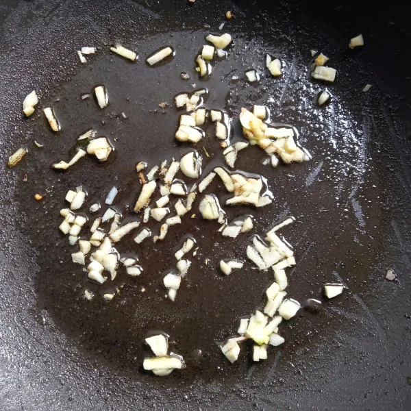 Tumis bawang putih cincang hingga layu.