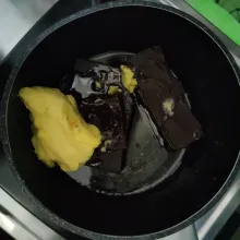 Campurkan dcc, margarin dan minyak,  lelehkan dengan api kecil.