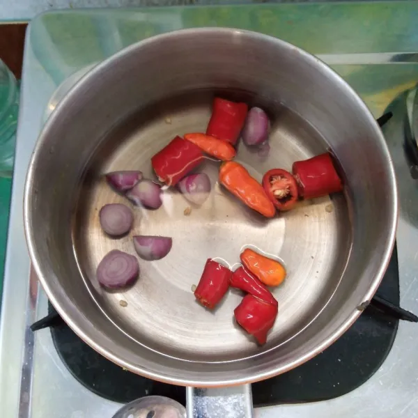 Rebus bawang merah,cabai merah besar dan cabai rawit sampai layu.