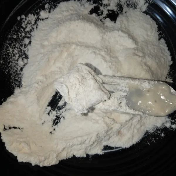 Kemudian baluri seluruh permukaannya dengan tepung kering.