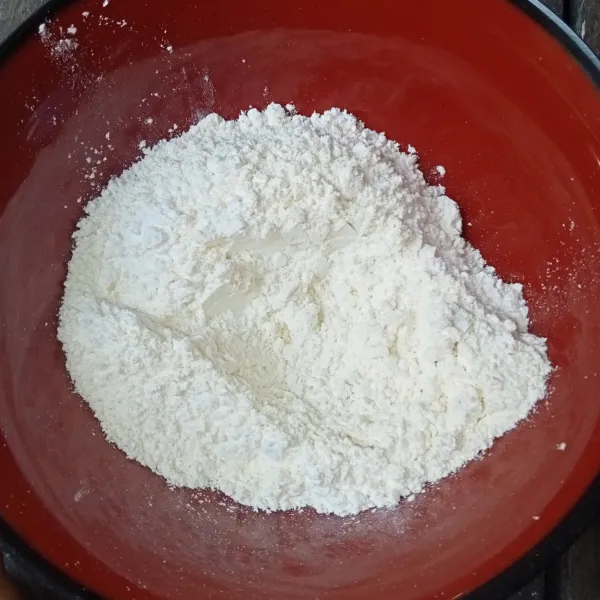 Campur tepung terigu, baking powder, soda kue, dan garam.