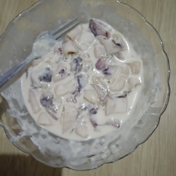 Masukkan cumi-cumi ke dalam wadah tepung basah.