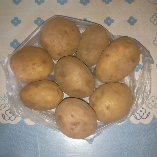 Siapkan kentang yang akan dikupas.