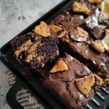 Oven 10 menit api atas kemudian 20-30 menit api bawah hingga matang. Disesuaikan dengan oven masing-masing. Angkat diamkan hingga dingin lalu keluarkan perlahan. Sajikan.