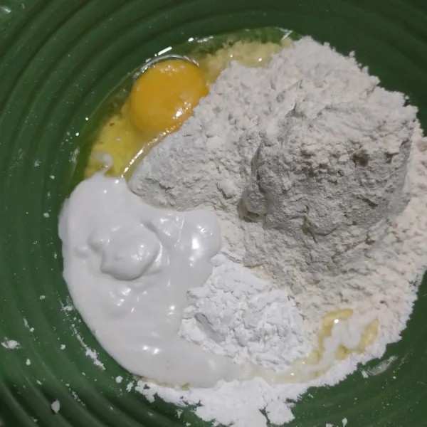 Masukkan tepung terigu, tapioka, santan, garam, dan minyak kedalam wadah aduk rata.