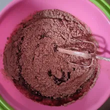 Campurkan telur dan campuran dcc, kemudian masukkan bertahap campuran tepung, aduk balik.