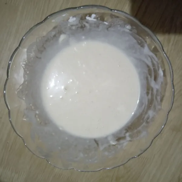 Campur tepung untuk adonan basah dengan air, lalu aduk rata (kekentalan sedang).