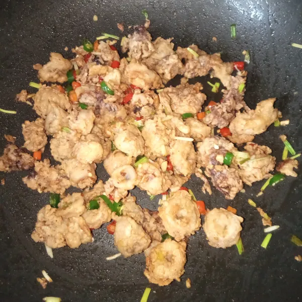 Masukkan cumi-cumi goreng, lalu aduk rata dan matikan api. Kemudian angkat dan sajikan.
