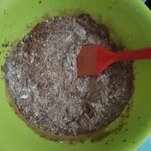 Campurkan tepung dan coklat bubuk.