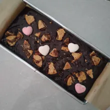 Masukkan ke loyang ukuran 10x20 yang sudah di alasi baking apper atau silmat, taburi lagi dengan biskuit dan permen yupi.