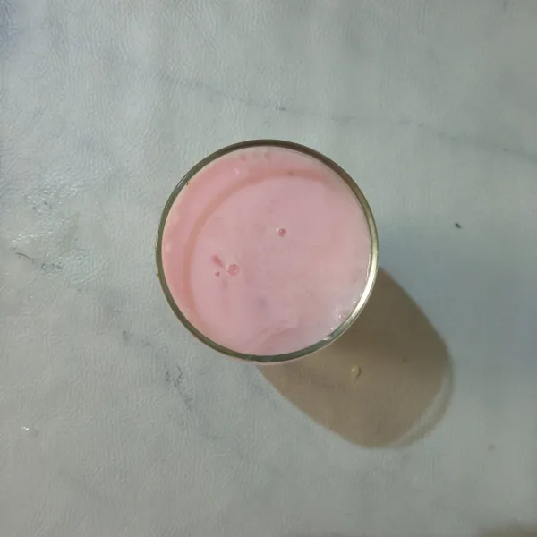 Terakhir tuang susu uht rasa strawberry. Kemudian sajikan.