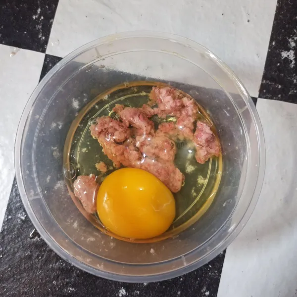 Kemudian telur juga masukkan ke dalam wadah yang berisi kornet.