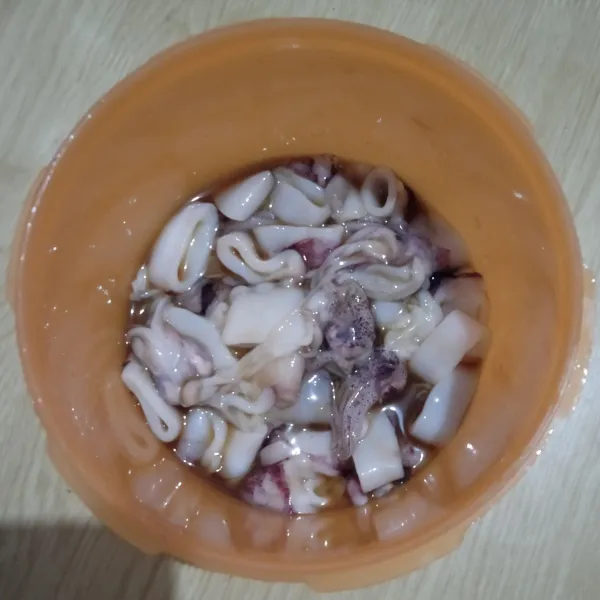 Bersihkan cumi-cumi, potong-potong, lalu campur dengan bumbu marinasi biarkan selama 15 menit.