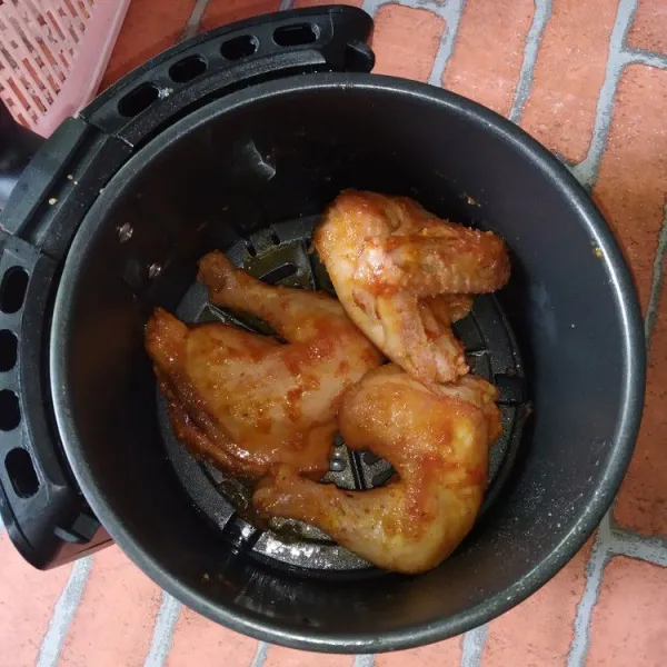 Panggang ayam dengan air fryer selama 15 menit  suhu 200°C.
