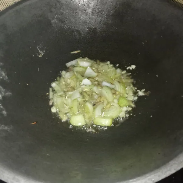 Tumis bawang bombay, bawang putih dan jahe hingga harum.