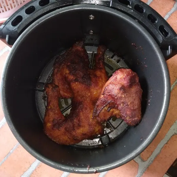 Olesi ayam dengan sisa bumbu, panggang kembali selama 3-5 menit dengan suhu 200°C, sajikan hangat.