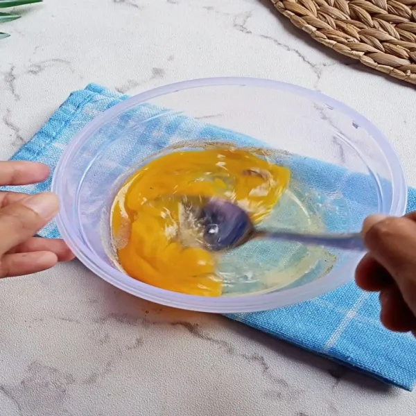 Campurkan telur dengan garam dan lada kemudian kocok hingga tercampur rata.