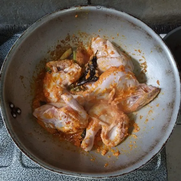 Masukkan ayam, aduk hingga bumbu rata, masak hingga ayam berubah warna.