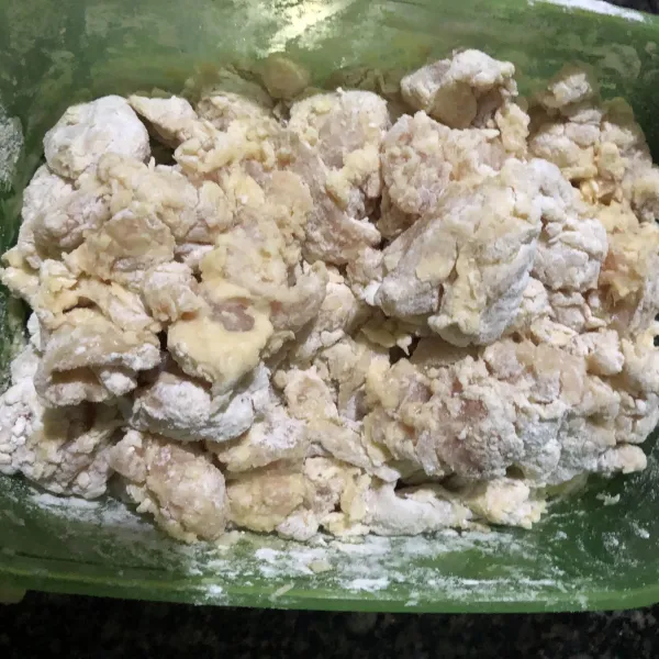 Beri telur lalu baluri ayam dengan tepung terigu dan tapioka.
