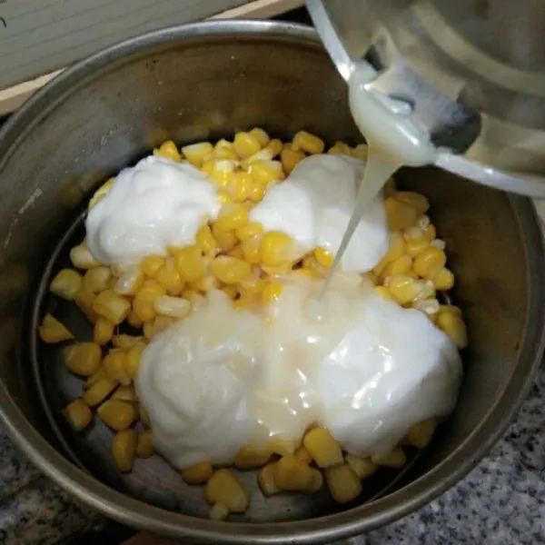 Campur jagung dengan mayonaise dan susu kental manis putih, lalu aduk rata dan sisihkan.