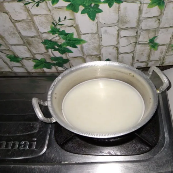 Masukkan semua bahan puding oreo ke yaitu 1 bungkus agar-agar, gula, susu skm, tambah air dan tepung maizena.