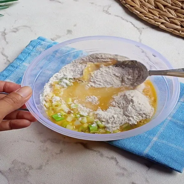 Aduk rata semuanya jangan sampai ada yang menggumpal.