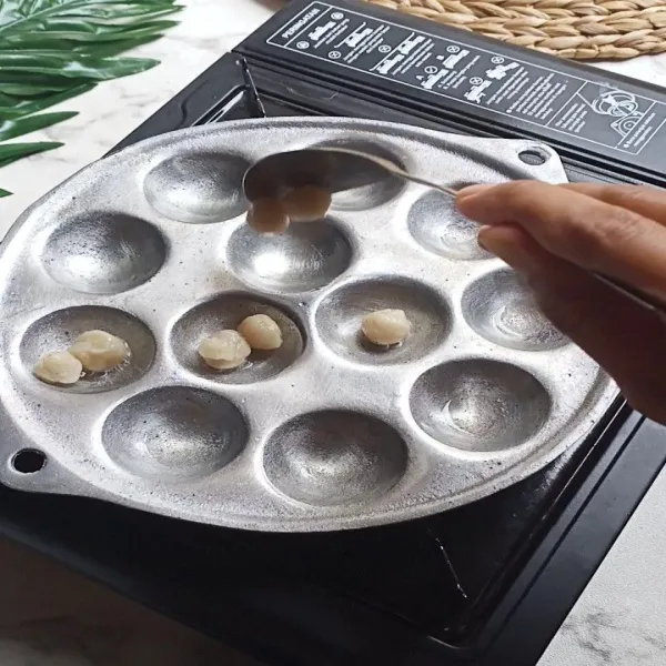 Masukkan cilok kecil-kecil nya.