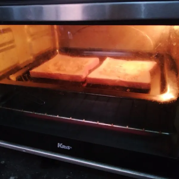 Panggang dalam oven selama 15 menit dengan suhu 170°C atau hingga roti garing.