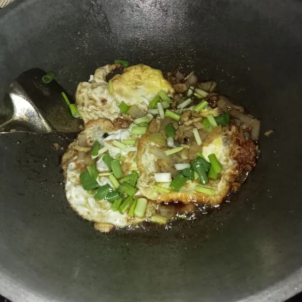 Masukkan irisan daun bawang dan masak hingga telur meresap. Koreksi rasanya dan siap disajikan.