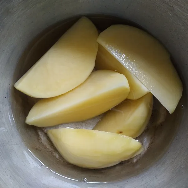 Kupas kentang cuci bersih lalu potong agak besar.